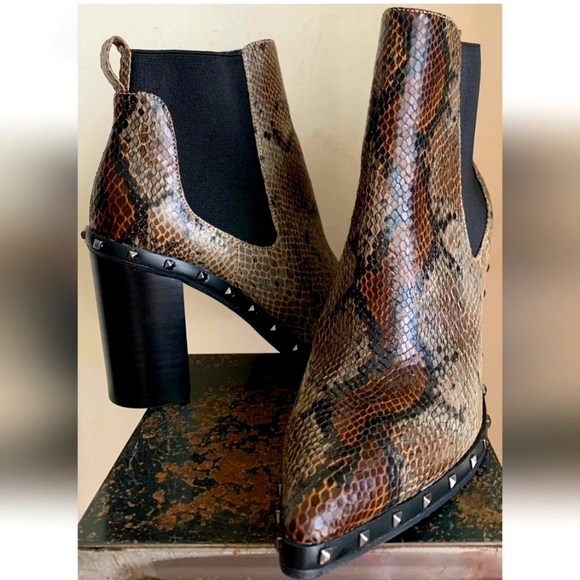 CHARLES BY CHARLES DAVID- Women's Duke Studded Chelsea Booties Size: 9.5 - Picture 3 of 5